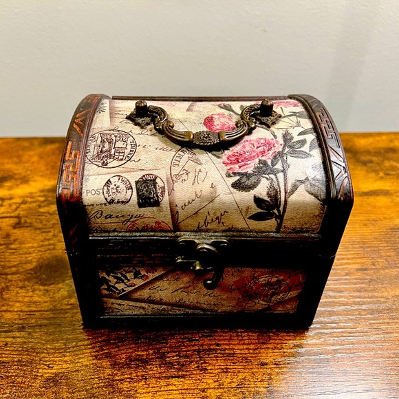 Vintage Jewlry Box/ Decorative Jewlry Box - Picture 4 of 7